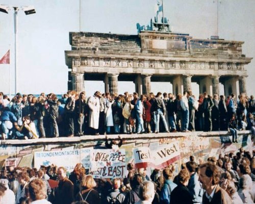 Menschen auf der Berliner Mauer 1989