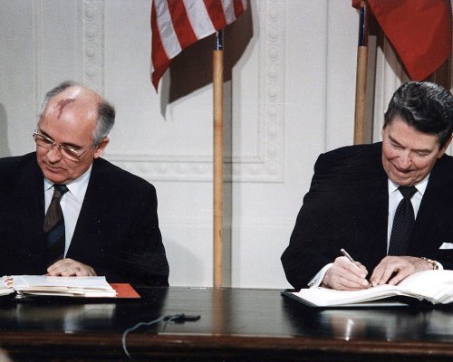 INF-Vertrag, Unterzeichnung von Gorbatschow und Reagan 1987