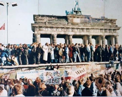 Nach dem "Mauerfall" am 9. November 1989 neigte sich die deutsche Teilung ihrem Ende zu und mündete am 3. Oktober 1990 in die Wiedervereinigung